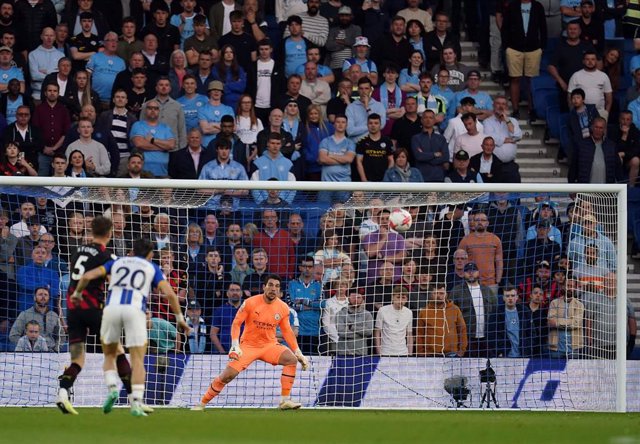 Julio Enciso anota un gol contra el Manchester City.