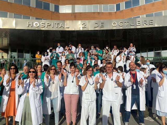 Protesta a la puerta del 12 de Octubre de Médicos no Fijos