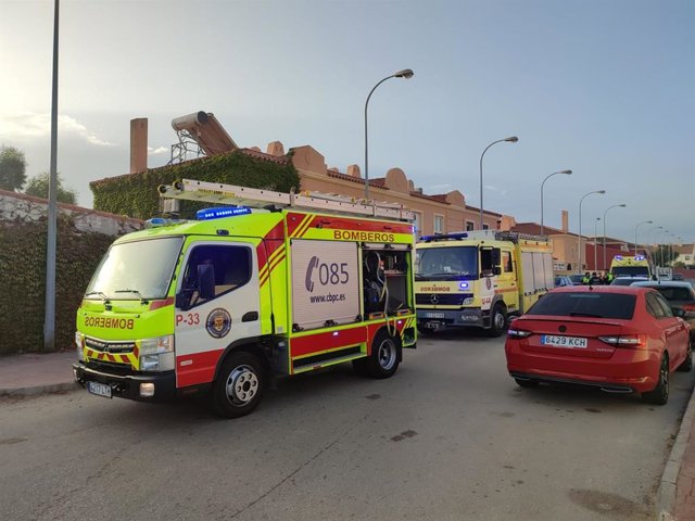 Archivo - Bomberos de Cádiz atienden un incendio en una imagen de archivo