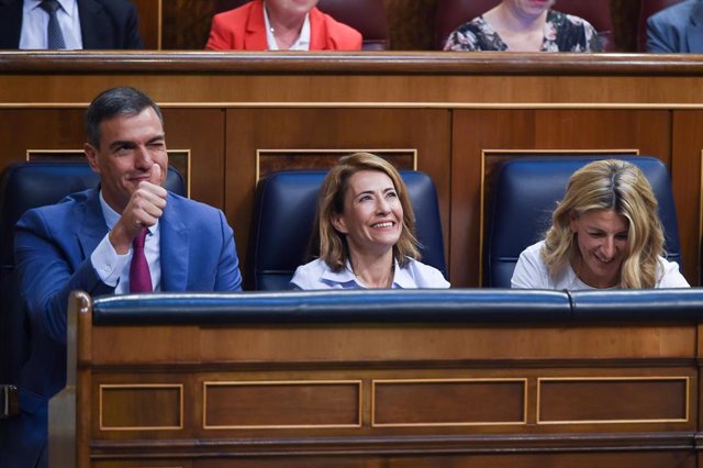 (I-D) El presidente del Gobierno, Pedro Sánchez; la ministra de Transportes, Movilidad y Agenda Urbana, Raquel Sánchez y la vicepresidenta segunda y ministra de Trabajo, Yolanda Díaz, en el Pleno del Congreso que aprobó la Ley de Vivienda