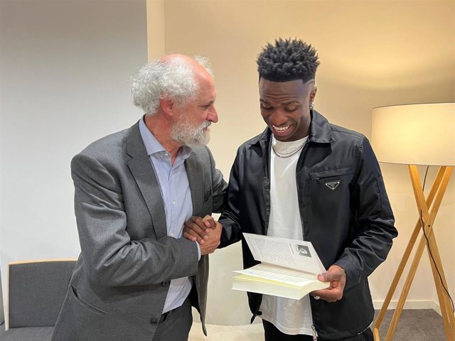 El candidato de Recupera Madrid a la Alcaldía, Luis Cueto, entregó al jugador del Real Madrid Vinicius Junior el libro 'El factor humano (Invictus), de John Carlin, sobre la vida de Nelson Mandela