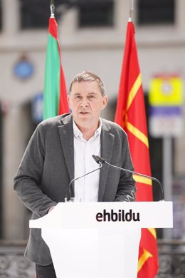 El coordinador general de EH Bildu, Arnaldo Otegi, interviene durante la celebración  del 12º aniversario de la creación de EH Bildu, en el Arenal, a 6 de mayo de 2023, en Bilbao, Vizcaya, País Vasco (España). Euskal Herria Bildu (EH Bildu) fue fundado ha