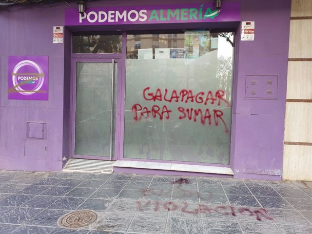 Sede de Podemos de Almería con pintadas.