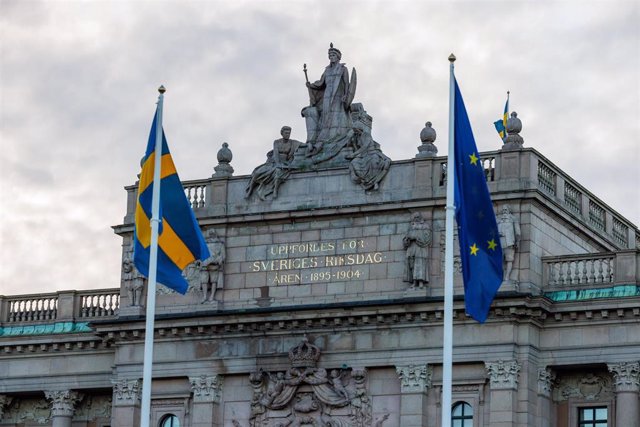 Archivo - Banderas de Suecia y la Unión Europea en el Parlamento sueco