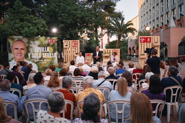 El alcalde y candidato a la reelección en Sevilla, Antonio Muñoz, en un acto de campaña en Sevilla Este.