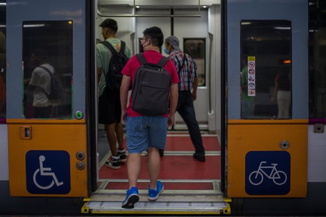 Archivo - Viatgers en un tren de Rodalies