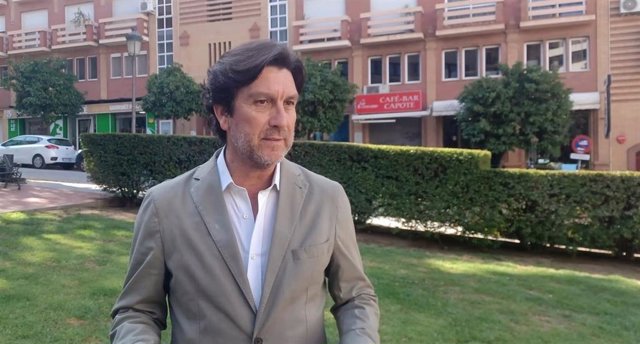 El portavoz del PSOE de Huelva y parlamentario andaluz, Enrique Gaviño, en rueda de prensa.