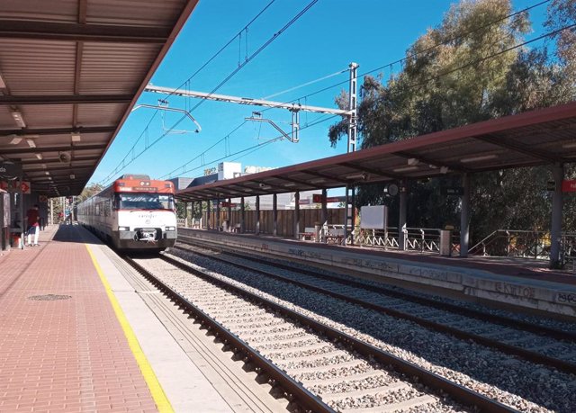 Archivo - Un tren de Cercanías se aproxima al apeadero del Palacio de Congresos.