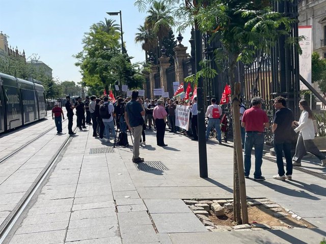 Protesta de profesores sustitutos interinos a las puertas del Rectorado de la Universidad de Sevilla.