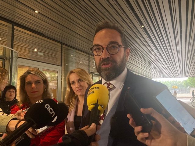La consellera d'Economia i Hisenda, Natàlia Mas, i el conseller de Territori de la Generalitat, Juli Fernàndez