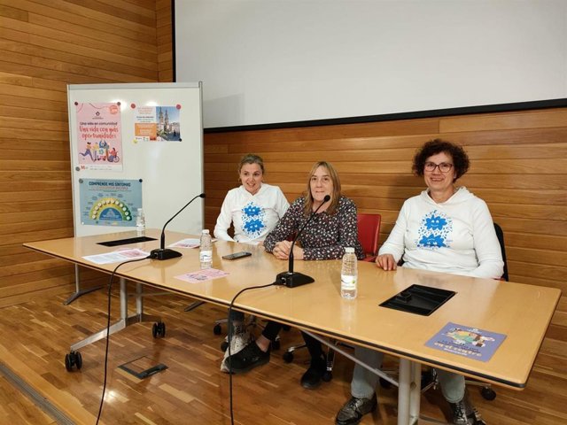 La gerente de la entidad, Arancha Lasanta, la que ha realizado estas peticiones, acompañada de Marina Alejo, afectada por la enfermedad, y de Milagros Cerezo, familiar de una persona con esclerosis múltiple