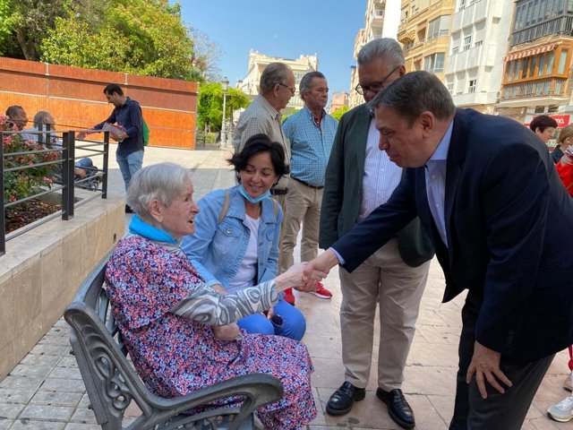 Planas saluda a una vecina de Puente Genil.