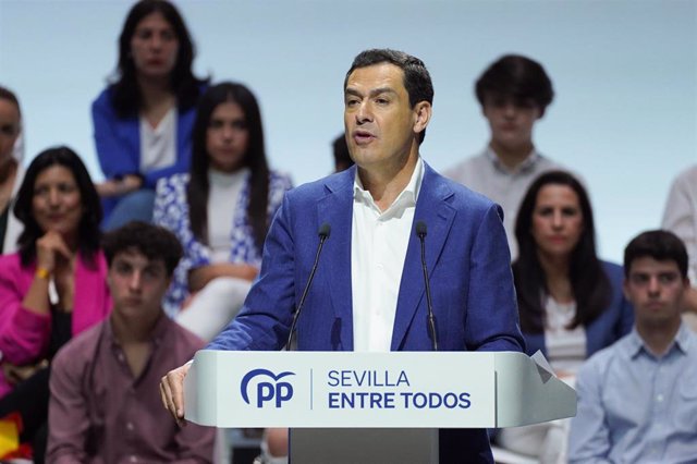 El presidente del PP-A y de la Junta de Andalucía, Juanma Moreno, interviene durante un acto electoral del Partido Popular, en el Auditorio Cartuja Center, a 20 de mayo de 2023, en Sevilla, (Foto de archivo).