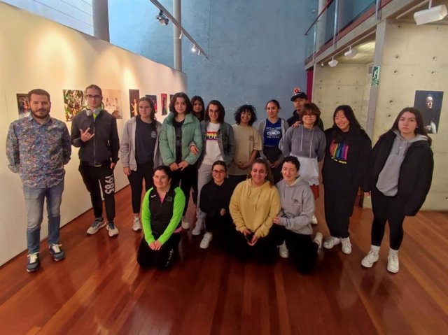 El concejal del Ayuntamiento de Soria Eder García y algunos de los participantes.