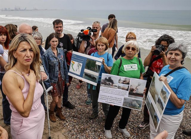 La vicepresidenta segunda del Gobierno, ministra de Trabajo y líder de Sumar, Yolanda Díaz, este jueves  junto a miembros de la Comissió Ciutat-Port, de València, durante su visita a la playa del Saler 