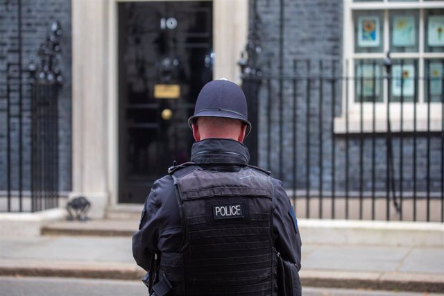 Archivo - Un policía apostado ante el número 10 de Downing Street