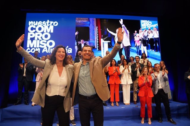 Moreno, junto a la alcaldesa de Almería y candidata, María del Mar Vázquez, en un mitin en el Teatro Cervantes