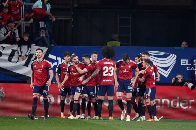 Ante Budimir celebra un gol con sus compañeros del CA Osasuna.