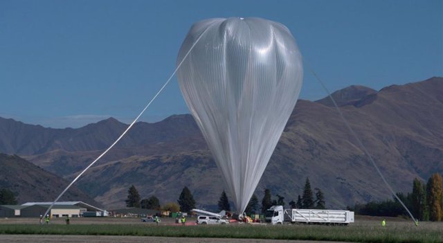 Un globo de superpresión parcialmente inflado mientras se prepara para su lanzamiento desde Wanaka, Nueva Zelanda, el 16 de abril, con la carga útil SuperBIT.