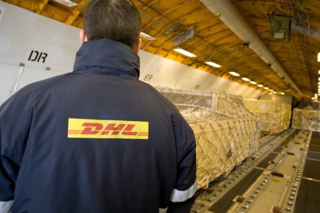 Archivo - Un treballador de DHL Express