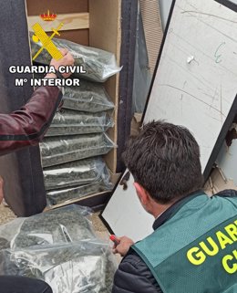 Detenido en Burgos un transportista que ocultaba 14 kilos de 'maría' en la tapicería de varios sofás