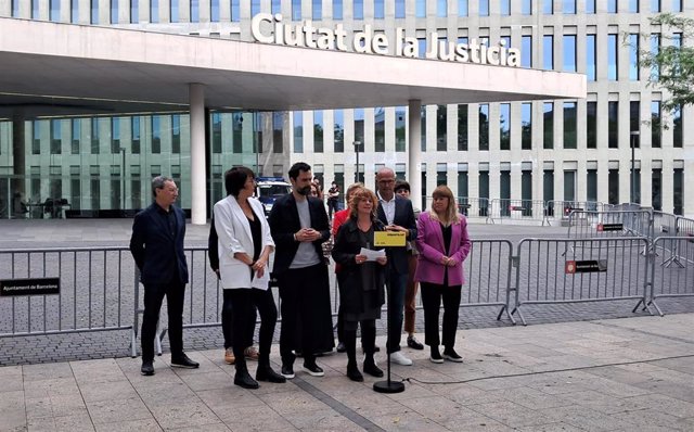 Los consellers Roger Torrent y Natàlia Garriga, los exconsellers Raül Romeva y Ester Capella, Marta Rosique y Marta Vilaret (ERC) acompañan a Diana Riba y Josep Maria Jové a declarar por su querella por espionaje con Pegasus en el Catalangate.