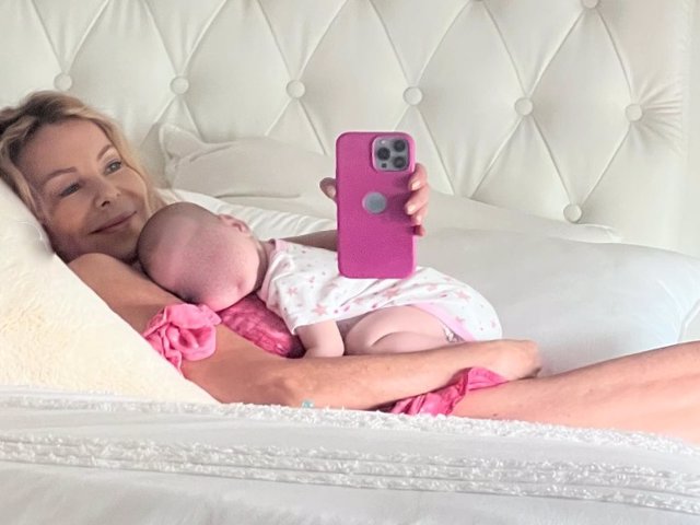 Ana Obregón ha publicado una imagen con la pequeña Ana Sandra durmiendo plácidamente en su regazo