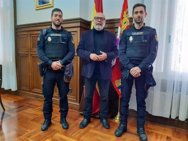 Felicitación del subdelegado del Gobierno de Soria a los policías que rescataron a una mujer en el Duero