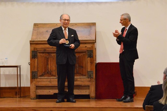 Acto de entrega de la Medalla de la USAL a la Asociación Universidad de Salamanca en Japón.