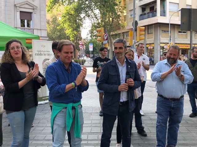 El portavoz de Vox en el Parlament, Joan Garriga, y el candidato de Vox a la alcaldía de Barcelona, Gonzalo de Oro-Pulido, en el acto de fin de campaña en la plaza Artós de Barcelona a 26 de mayo de 2023.