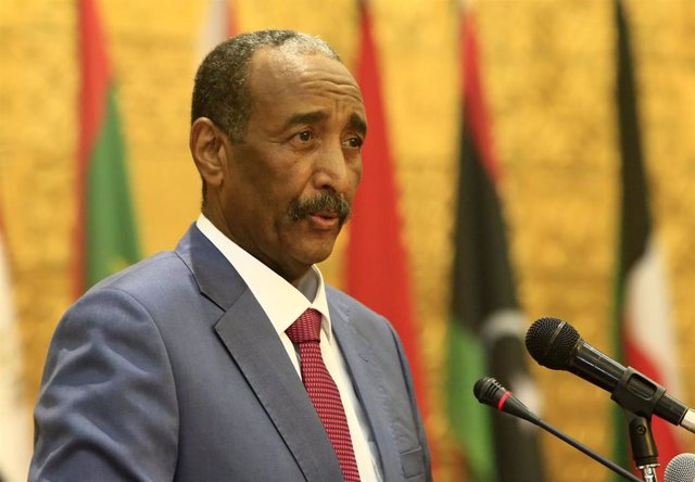 Archivo - El jefe del Ejército y presidente del Consejo Soberano de Transición sudanés, Abdelfatá al Burhan