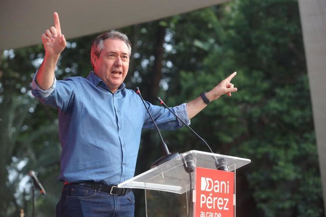 El secretario general del PSOE de Andalucía, Juan Espadas, en un mitin-fiesta de fin de campaña en Málaga.