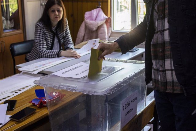 Un hombre vota durante las elecciones parlamentarias y presidenciales celebradas el 14 de mayo en Turquía