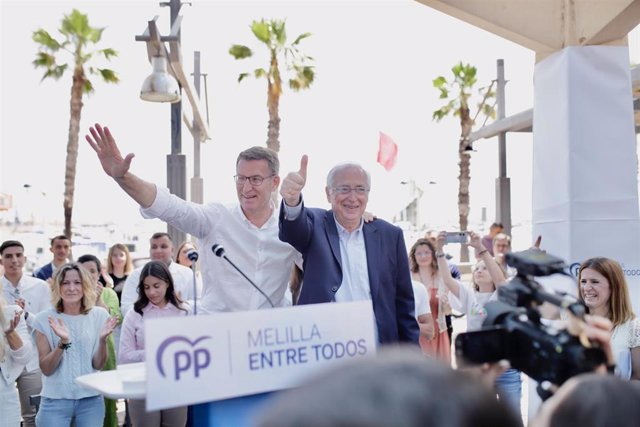 El presidente del Partido Popular, Alberto Núñez Feijóo (i), y el candidato a la Presidencia de Melilla por el PP y senador, Juan José Imbroda (d), saludan durante un acto de precampaña del Partido Popular