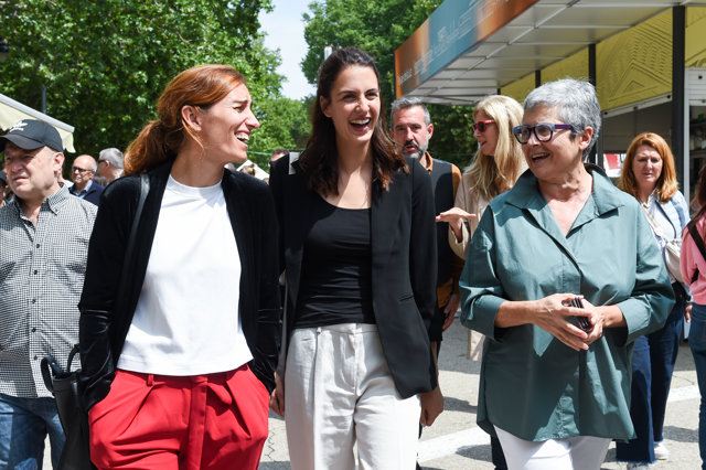 La candidata de Más Madrid a la Presidencia de la Comunidad, Mónica García, la candidata de Más Madrid a la Alcaldía de Madrid, Rita Maestre y la directora de la Feria del Libro de Madrid, Eva Orúe, a 27 de mayo de 2023, en Madrid (España).