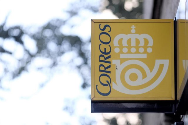 Archivo - Cartel de Correos en lo alto de una oficina de Correos de Madrid.