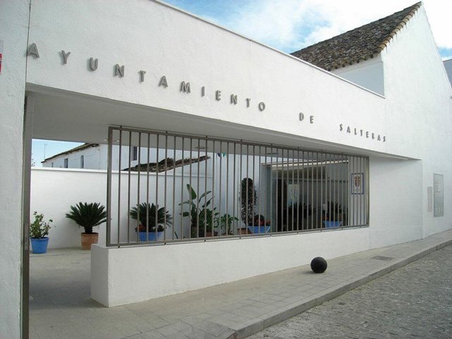 Archivo - Fachada del Ayuntamiento de Salteras