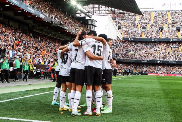Las gradas del Estadio de Mestalla celebran un gol del Valencia CF.