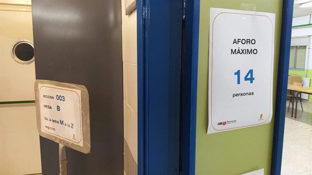 Archivo - Colegio electoral de Arroyomolinos con el dispositivo para las elecciones ya preparado