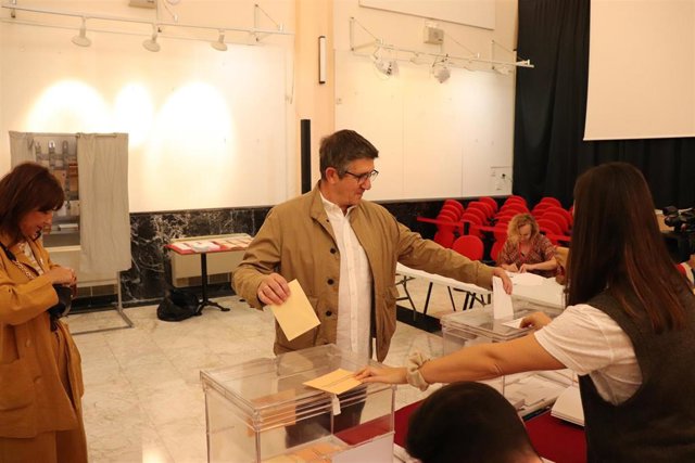 El portavoz del PSOE en el Congreso de los Diputados, Patxi López, vota en el colegio electoral ubicado en Santa Clara en la localidad vizcaína de Portugalete, acompañado de su esposa, la socialista Begoña Gil