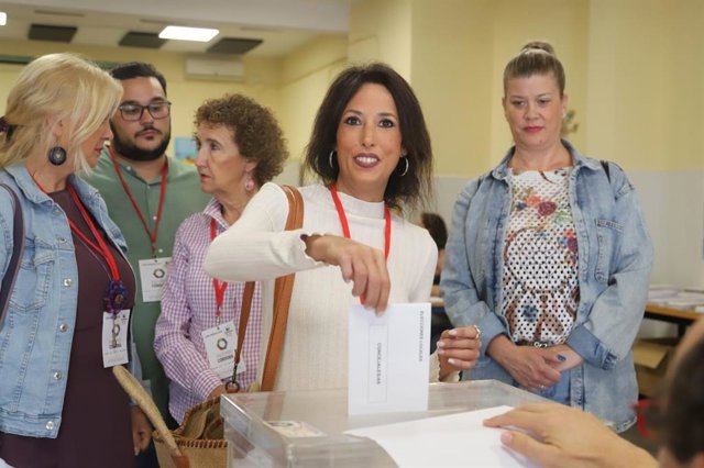 La coordinadora general de Podemos Andalucía, Martina Velarde, ejerce su derecho al voto el 28M.