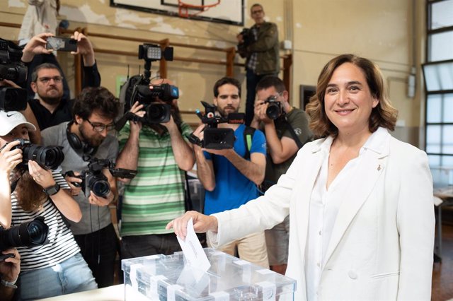 L'alcaldessa de Barcelona i candidata de BComú a la reelecció, Ada Colau, vota al Centre Cívic la Sedeta