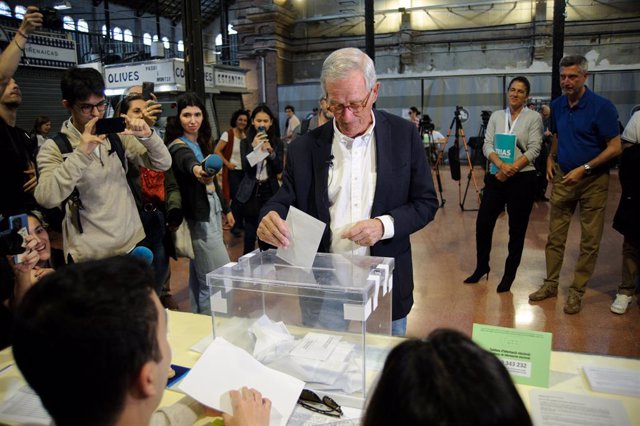 El candidat de Junts a l'alcaldia de Barcelona, Xavier Trias, vota en el Mercat Galvany de Barcelona