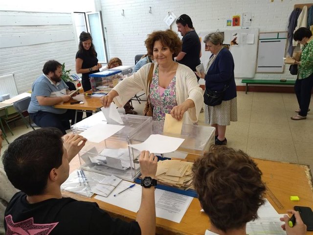 La coordinadora general de Podemos Euskadi, Pilar Garrido, votando en San Sebastián