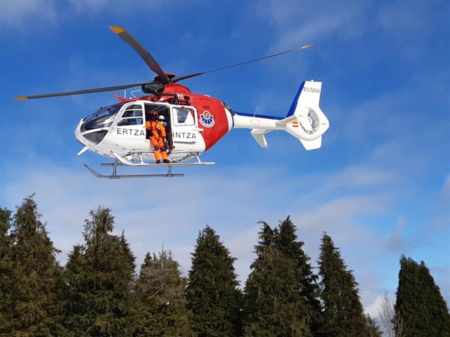 Archivo - Rescatado en helicóptero un trabajador forestal herido cuando realizaba labores de tala en el monte Usurbe de Beasain