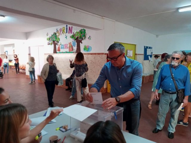 El portavoz de Vox en el Parlamento andaluz, Manuel Gavira, ejerce su derecho al voto este domingo en Cádiz, día de las elecciones municipales