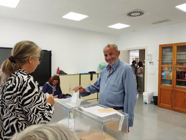 El candidato de Unidas Podemos al Consell de Formentera, Ignacio Monge, ejerce su derecho al voto