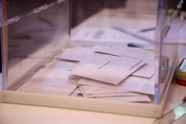 Papeletas dentro de la urna de votaciones, a 28 de mayo de 2023, en Sevilla, (Andalucía, España). 