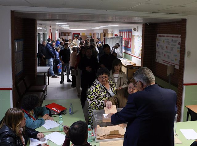 Una mujer vota en el Colegio Público Chozas de la Sierra, a 28 de mayo de 2023, en Soto del Real, Madrid (España)