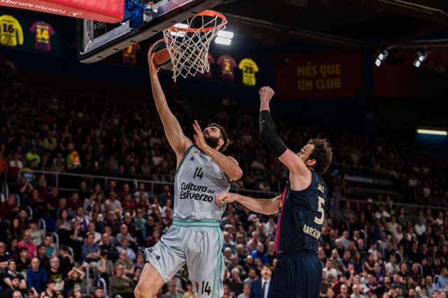 Archivo - Bojan Dubljevic anota ante Sertac Sanli en un Barça-Valencia Basket